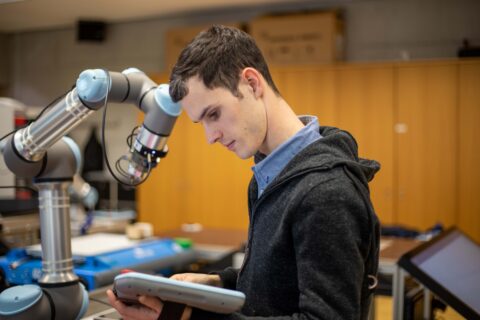 Mann in Anwendung in der Digital Factory Vorarlberg