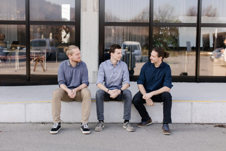 Das Team von Sodex Innovations sitzt auf einem Metall Block