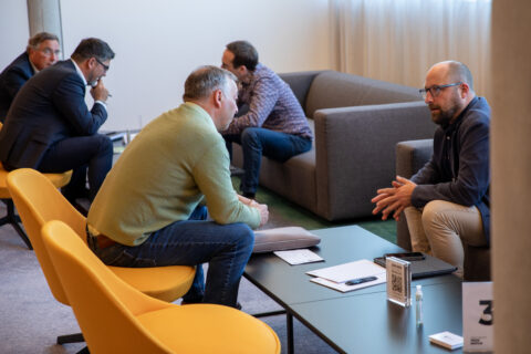 Menschen im Austausch auf der Technologiebörse