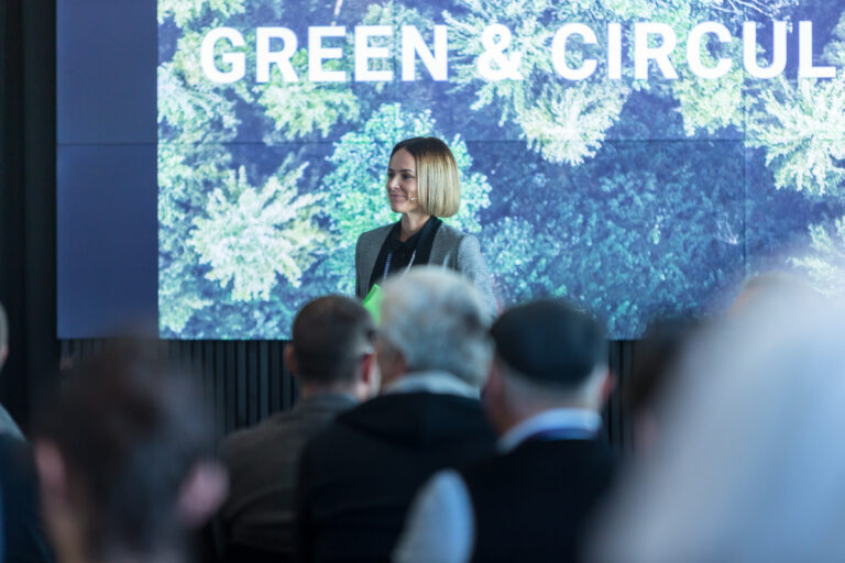 Moderatorin vor dem Publikum der Millennium Innovation Days