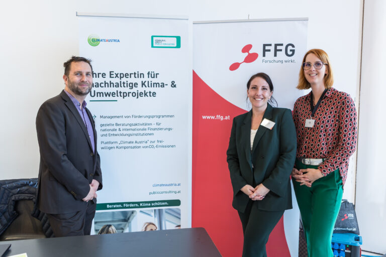 Drei Personen auf INNOVATE VORARLBERG 2025 vor einem Roll-Up