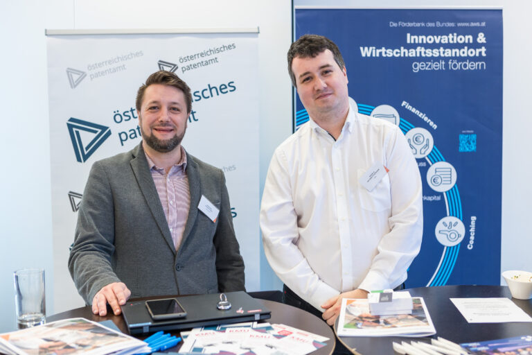 Zwei Personen auf INNOVATE VORARLBERG 2025 vor einem Roll-Up