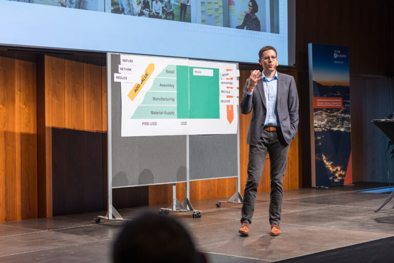 Thomas Siegrist auf der Bühne der INNOVATE VORARLBERG 2025