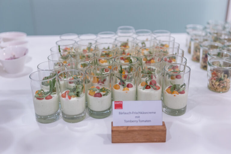 Kleine Gläschen gefüllt mit Bärlauch-Frischkäsecreme