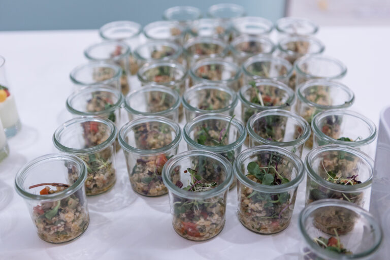 Mehrere kleine Gläschen mit Essen gefüllt