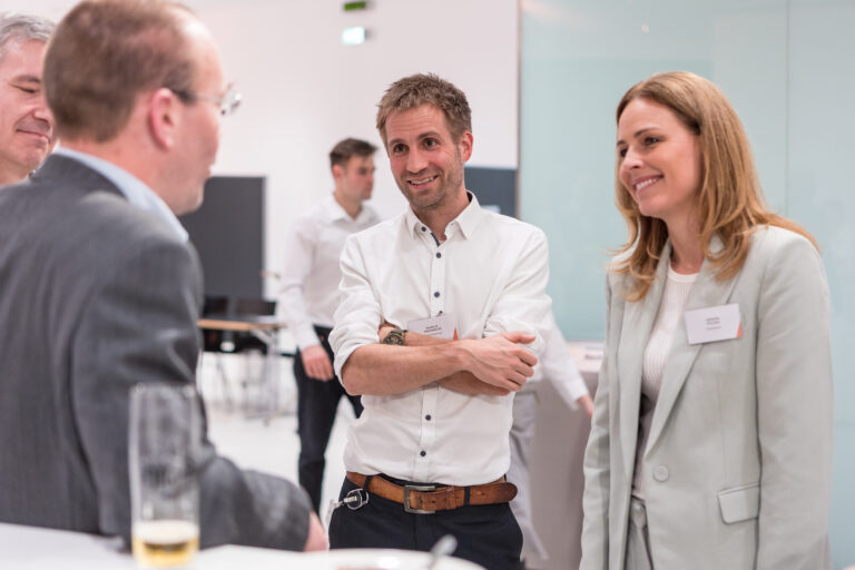 Personen besprechen sich auf der INNOVATE Vorarlberg 2025