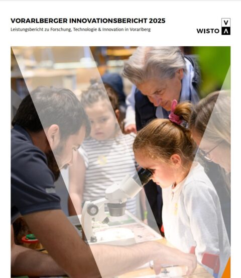 Deckblatt des Vorarlberger Innovationsberichts 2025. Menschen jeden Alters stehen um ein Mikroskop. Ein junges Mädchen schaut in das Mikroskop.