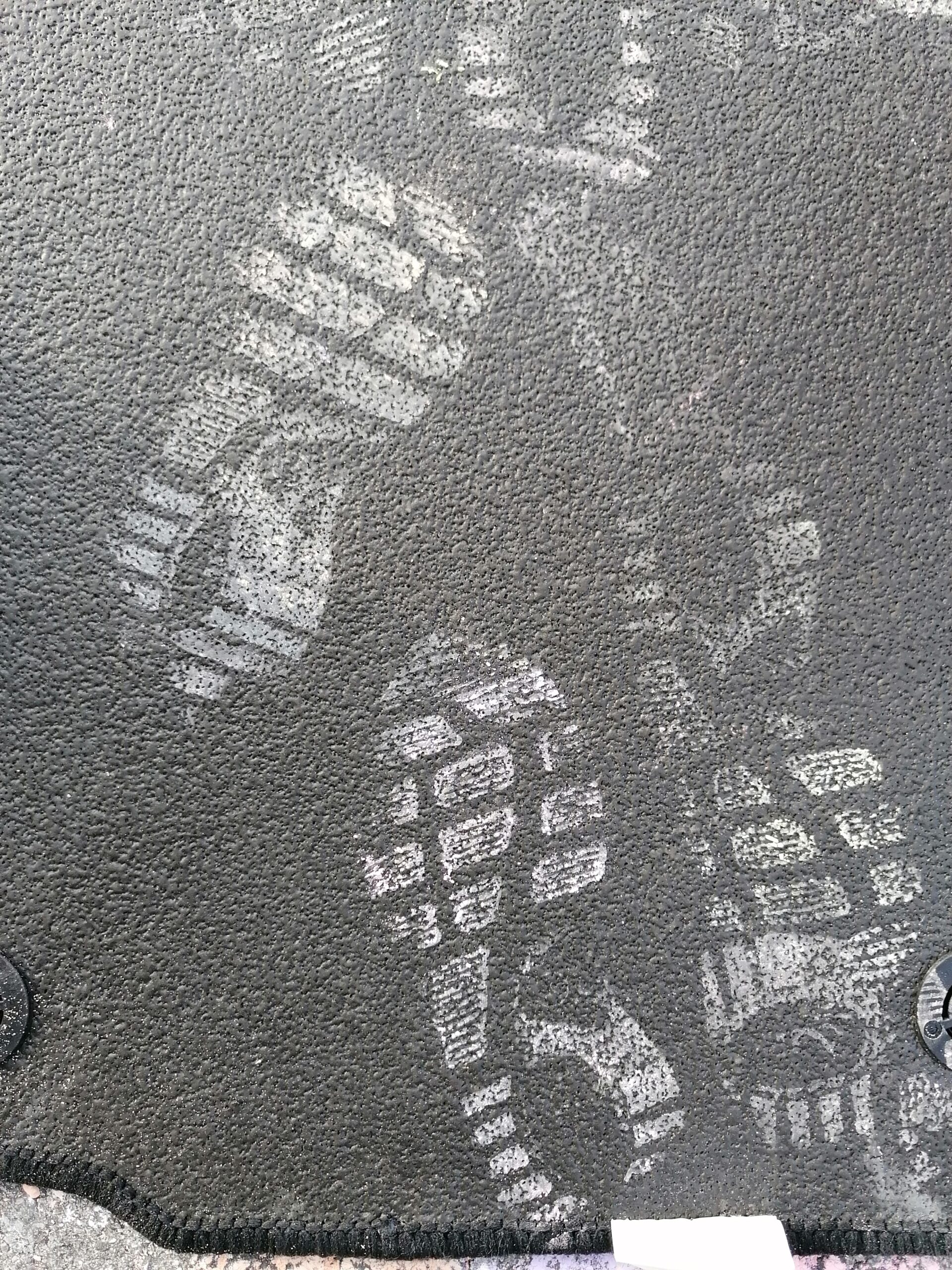 Gezeichnete Fußabdrücke auf Beton