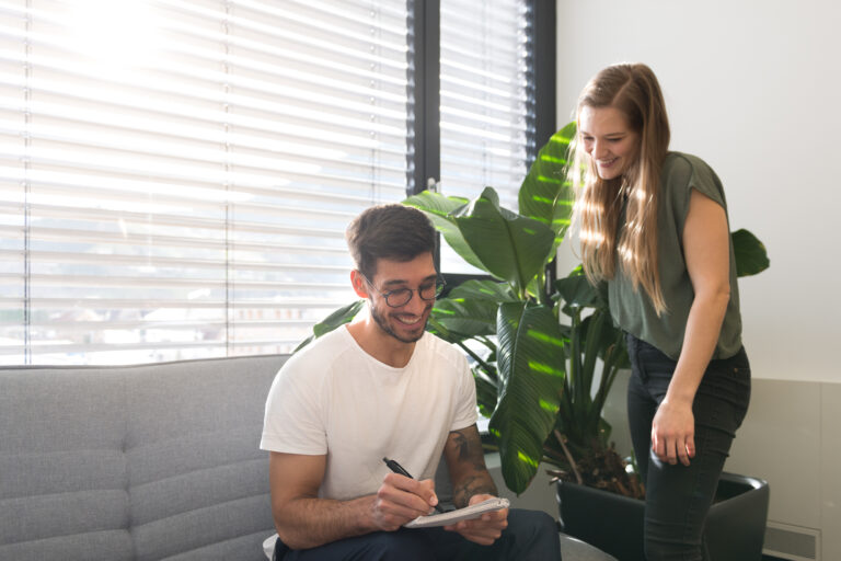 Zwei Personen besprechen sich