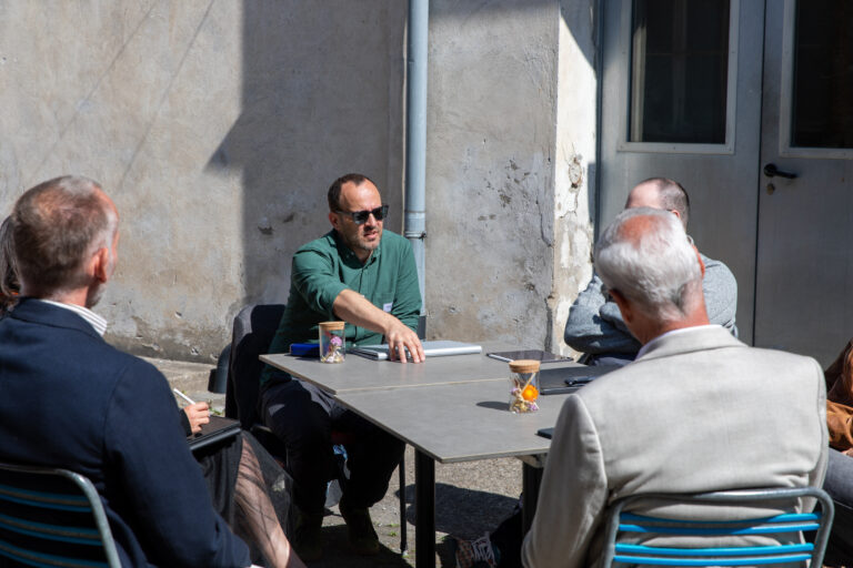 5 Menschen besprechen sich zu Kreislaufwirtschaft