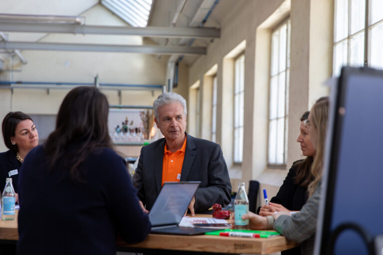 Workshop über Kreislaufwirtschaft an einem Holz Tisch