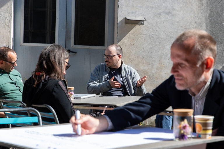 Besprechung und Workshop an der frischen Luft von mehreren Menschen