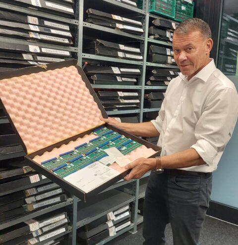 Werner Ganahl, Geschäftsführer von Gantner Instruments, zeigt eines seiner Produkte.