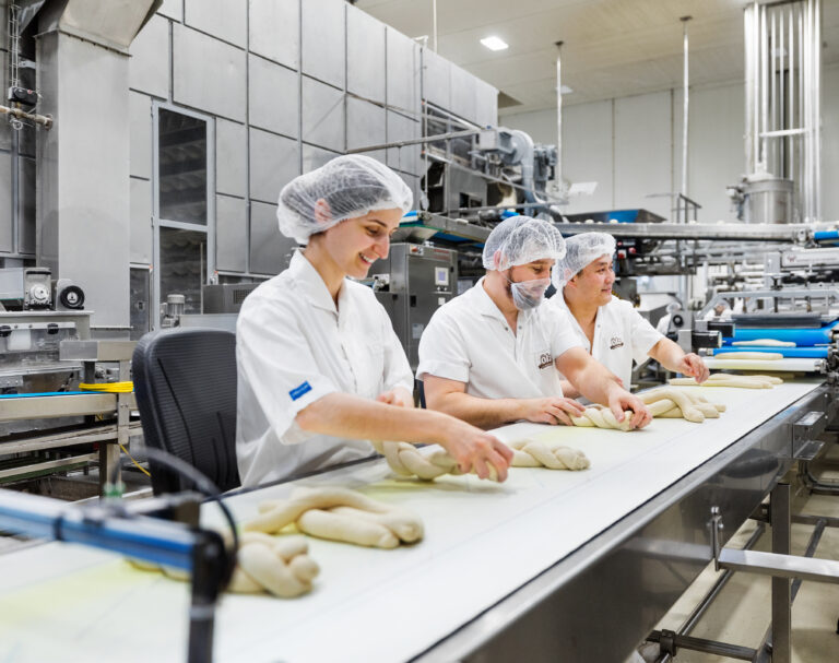 Produktionslinie von Ölz Meisterbäcker Zöpfen
