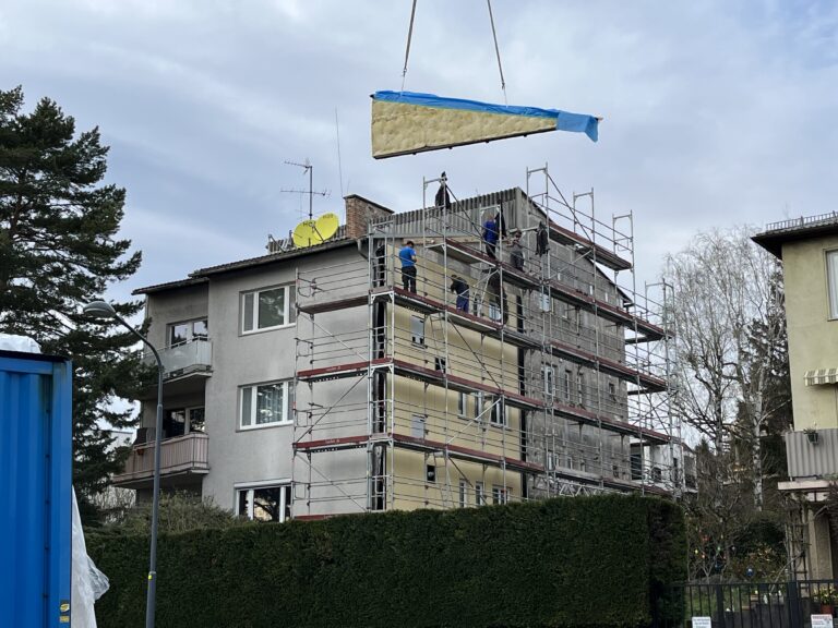 Vorgefertigte Fassadenelemente der Firma Kulmer Holzbau werden in einem Sanierungsprojekt der Sozialbau AG in Wien eingebaut.
